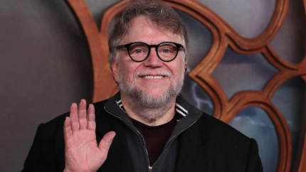 El cineasta mexicano Guillermo del Toro posa durante la alfombra roja de la película de 'Frankenstein'