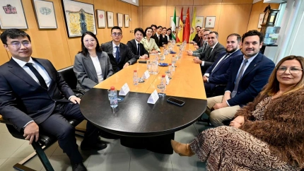 El presidente de la Diputación de Granada, Francis Rodríguez, recibe a una delegación de empresarios chinos en la citada institución provincial
