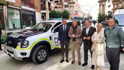 El consejero de Presidencia, el el alcalde y otras autoridades en la presentación de los nuevos vehóculos policiales