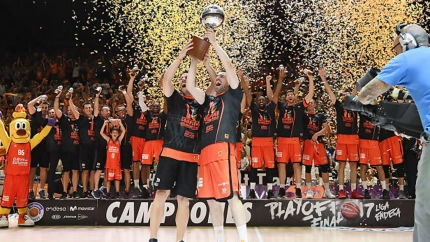 Sam Van Rossom y Rafa Martínez levantan el título de liga ACB en 2017