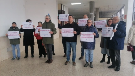 Integrantes del BNG de Ferrol en su protesta en la estación ferrolana
