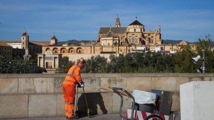 Una operarias de Sadeco