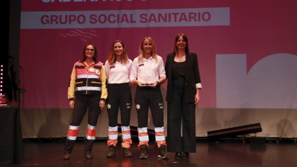 Premio Solidario Cadena 100 para Grupo Social Sanitario, entregado por Eva Andrés de bp
