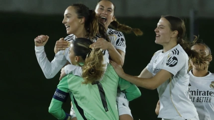 La centrocampista escocesa del Real Madrid Caroline Weir celebra con sus compañeras el gol