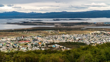 Vista elevada de Ushuaia, la capital de Tierra del Fuego, Provincia de Antártida e Islas del Atlántico Sur, Argentina