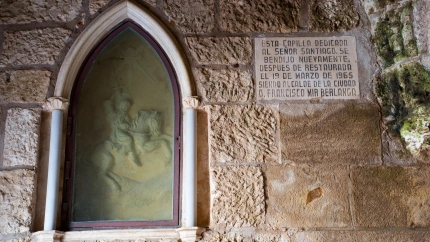 Placa y bajorrelieve, 'Capilla de Santiago' (Capilla de Santiago), Melilla la Vieja, Melilla