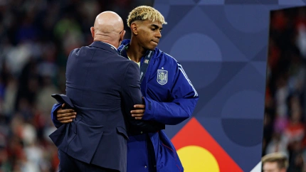 Luis De La Fuente y Lamine Yamal durante la final de la Liga de Naciones de la UEFA 2025 entre las selecciones nacionales de Portugal y España.