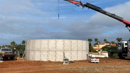 El nuevo punto de agua, con capacidad para más de 235.000 litros, dará servicio a bomberos y helicópteros en caso de incendio forestal