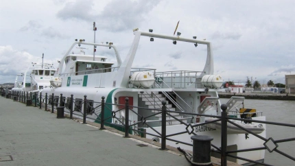 Catamarán amarrado a puerto
