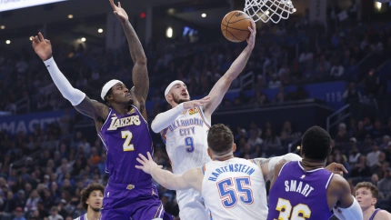 Alex Caruso intenta anotar una canasta durante el partido entre Lakers y Thunder