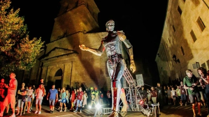 Un gigante articulado de más de cinco metros recorrerá la Explanada este domingo para anunciar el inicio del festival más familiar de la ciudad.