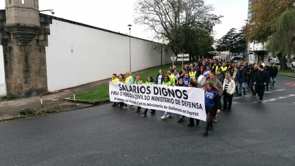 Movilización del personal civil en Ferrol por la avenida Irmandiños