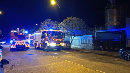 El incendio se declaró sobre las 22 horas de ayer y por el momento se desconocen las causas del origen del fuego