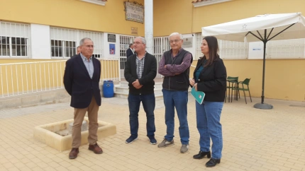 Representantes de la Plataforma de Afectados por las Inundaciones en Lorca a las puertas de la sede vecinal de Torrecilla tras reunirse con el presidente de Adif