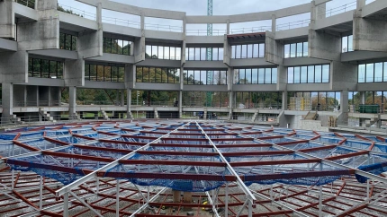 Colocación de la cúpula del auditorio de Bastiagueiro, en Oleiros, A Coruña