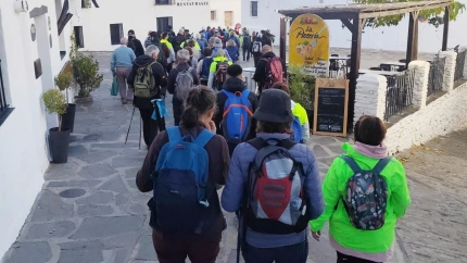 Senderistas en pleno recorrido.