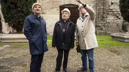 En el centro, Luis Arguello, a la izquierda, Enrique Martin, y a la derecha, Juan Carlos Arnuncio, observando la instalación de la grúa en el Patio de los Cipreses