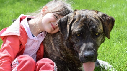 Una niña con su perro