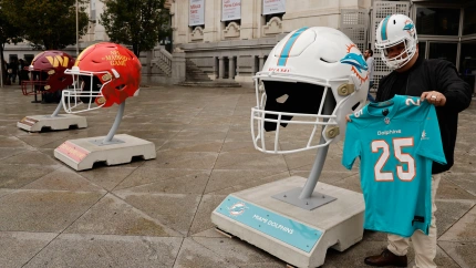 Preparativos en la plaza de Cibeles, en Madrid, con motivo de la celebración de un partido de la NFL en el Santiago Bernabéu