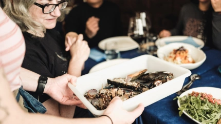 Bandeja de mariscos servida en un restaurante
