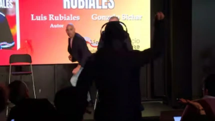Luis Rubén Rubiales lanzando huevos a Luis Rubiales