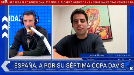 Joseba Larrañaga charla con el tenista Jaume Munar
