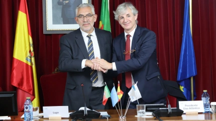 Miguel Fernández recoge el testigo que le cede el alcalde de Viana do Castelo en la presidencia del Eixo Atlántico