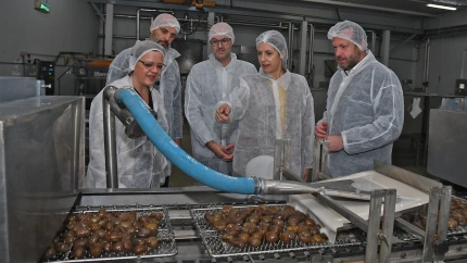 La conselleira do Medio Rural, María José Gómez, acompañada del director general del Grupo Cuevas, Artur Yuste, en la visita a la empresa en el polígono de San Cibrán das Viñas
