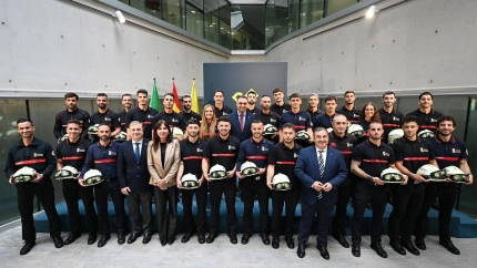Foto de familia con los nuevos bomberos de la APEI
