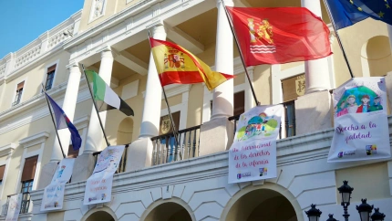 Dibujos en la fachada del Palacio Municipal