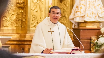 Ramón Clavería oficiando misa