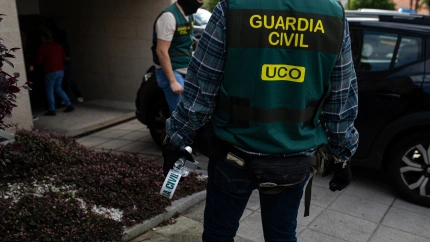 Archivo - Varios agentes de la Guardia Civil durante un registro