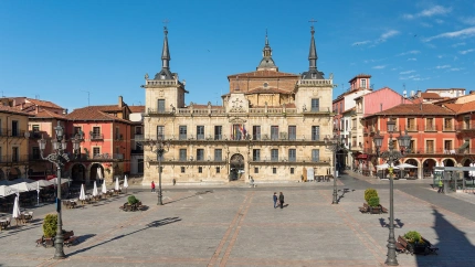 La Plaza Mayor de León estrena nueva cara con una inversión de más de medio millón de euros