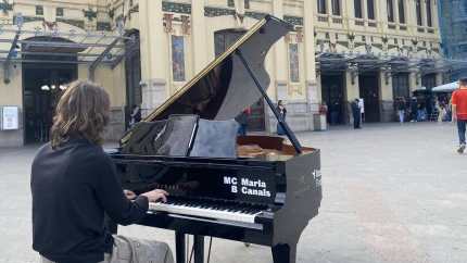 Piano en la estació del Nord