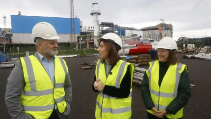 La consellera, en el centro, durante la visita a la planta de Mugardos
