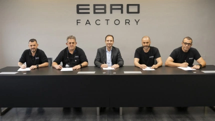 El presidente de Ebro Ev Motors, Rafael Ruiz, y sindicalistas firman el cumplimiento de la contratación de los antiguos empleados de Nissan