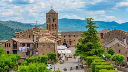 Plaza Mayor en el pueblo español de Aínsa