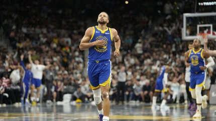 Stephen Curry iguala un récord de Michael Jordan al anotar 49 puntos ante los Spurs.