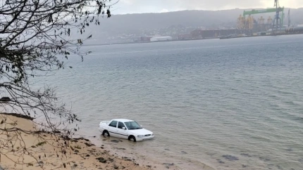 El vehículo lo cubrió parcialmente el agua