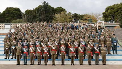 Foto de familia del Rey con sus antiguos compañeros de promoción.