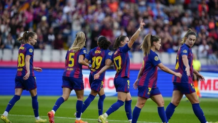 Las jugadoras del Barcelona celebran uno de los goles ante el Real Madrid