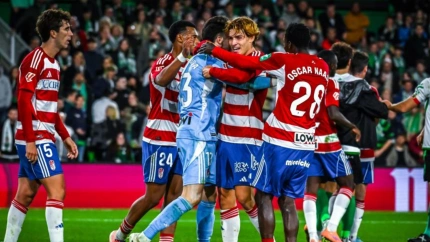 Los jugadores del Granada celebran el empate conseguido contra el Racing