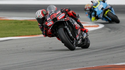 Bezzecchi gana la última carrera en Valencia por delante de Raúl Fernández