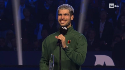 Carlos Alcaraz no pudo frenar el ciclón Sinner en indoor