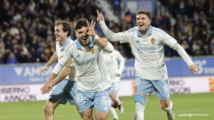 Martín Aguirregabiria celebra el golazo con el que decidió el derbi aragonés