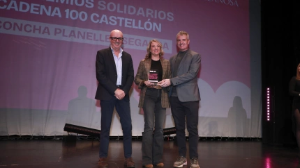 Los nietos de Concha Planelles recibieron el galardón de manos de José Pascual Pesudo de Porcelanosa Grupo.