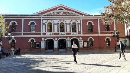 Fachada principal del Teatro Guerra de Lorca en la plaza de Calderón de la Barca