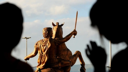 Dos personas ven una estatua de Alejandro Magno, montado en su caballo Bucéfalo en una plaza de Skopje (Macedonia).