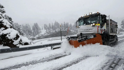 Un camión quitanieves despeja la NA-137 en el puerto de Belagoa.