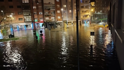 Una calle de Avilés inundada